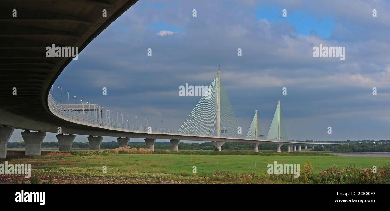 Mersey Flow Runcorn Bridge, Mersey River, Halton, Cheshie, North West England, UK - il Mersey Gateway Bridge è a pagamento di Knight Architects Foto Stock