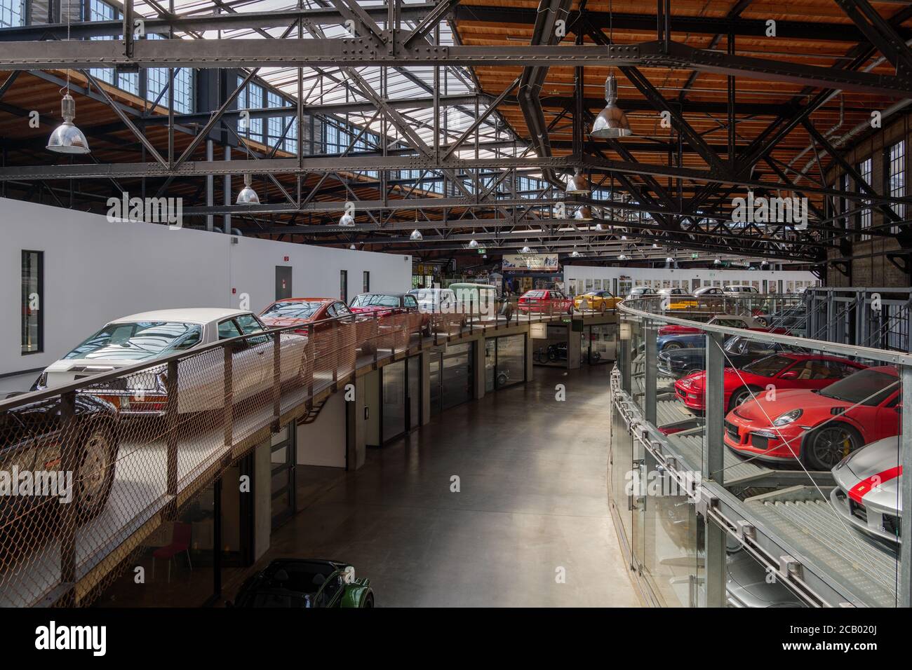 Le collezioni d'auto d'epoca espongono all'interno di Classic Remise, ex edificio industriale storico, garage recenti, servizi e negozi. Foto Stock