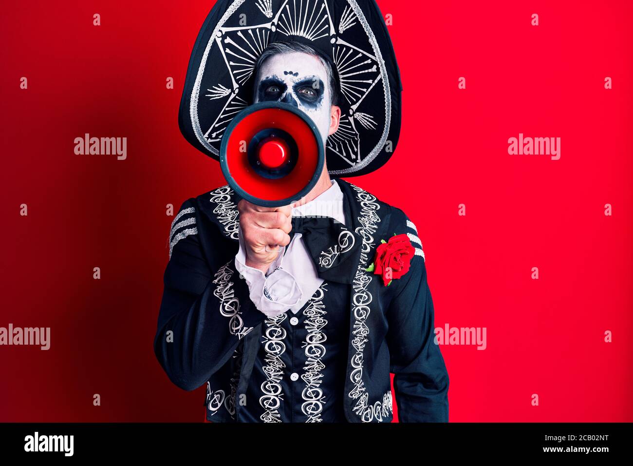 Uomo spaventoso che indossa giorno dei morti compongono e costume dal rituale tradizionale in Messico gridando attraverso il megafono Foto Stock