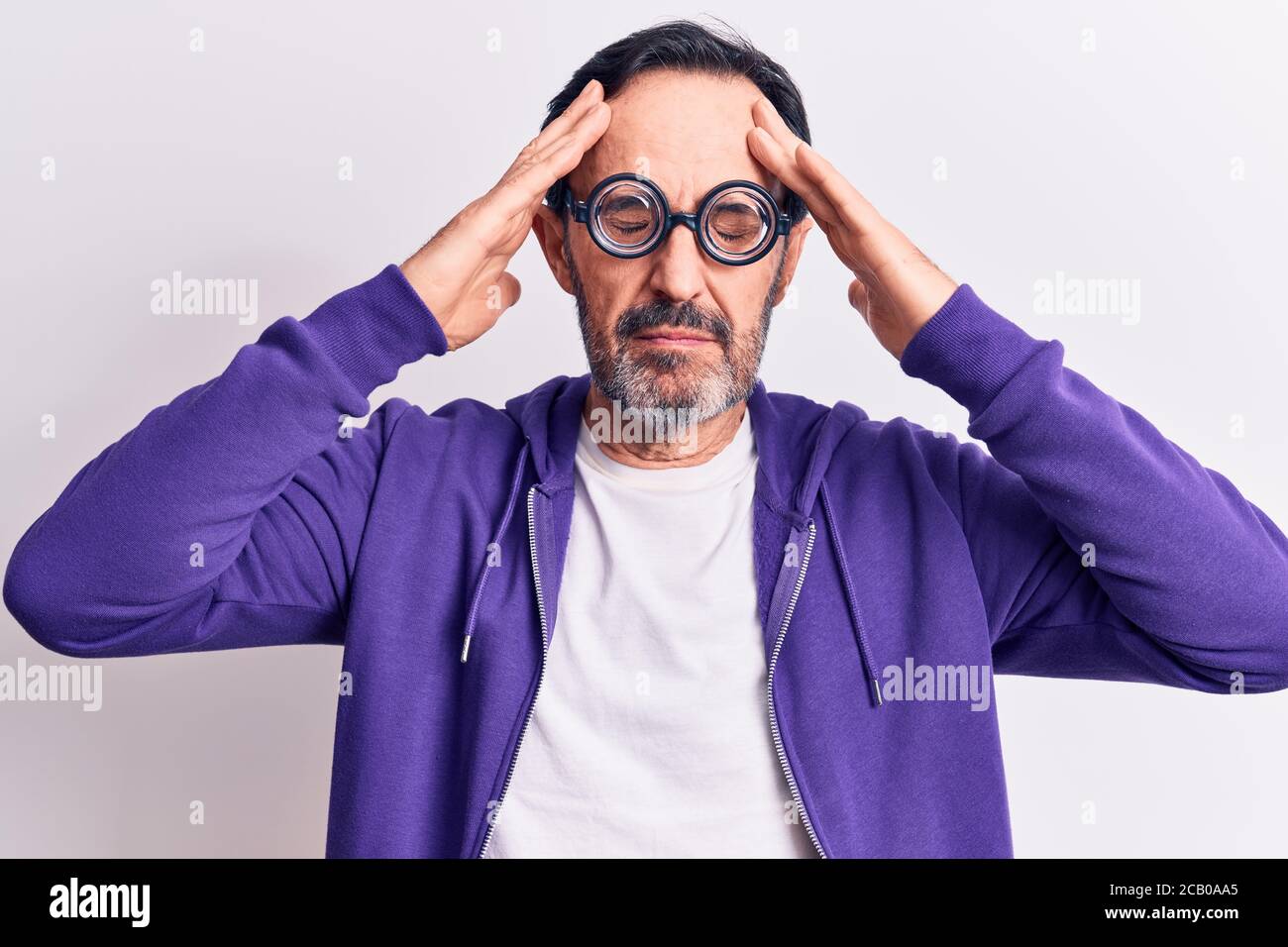 Uomo freaky bello di mezza età che indossa occhiali muti su sfondo bianco  isolato con mano sulla testa, mal di testa perché stress. Soffre di  emicrania Foto stock - Alamy