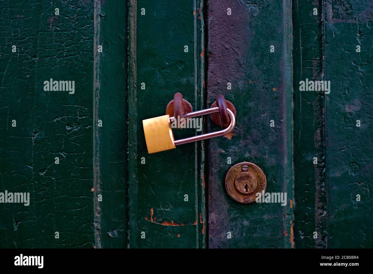 Chiusura di porte grintose, lucchetti e serrature di colore verde scuro. Foto Stock