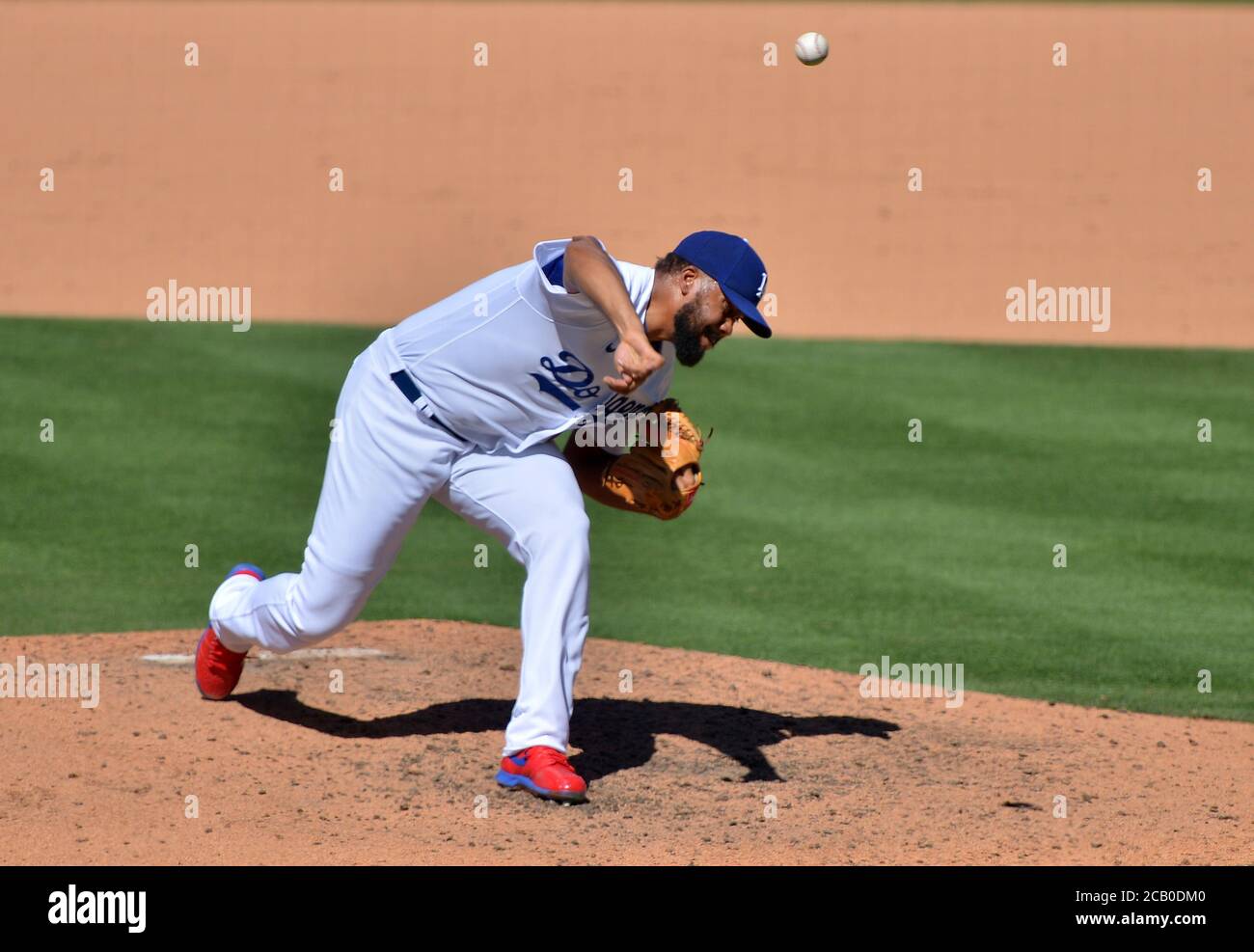 Los Angeles, Stati Uniti. 09 agosto 2020. Il lanciatore di chiusura di Los Angeles Dodgers, Kenley Jansen, si presenta domenica 9 agosto 2020 nel nono assalto contro i San Francisco Giants al Dodger Stadium di Los Angeles. I Dodgers sconfissero i Giganti 6-2. Foto di Jim Ruymen/UPI Credit: UPI/Alamy Live News Foto Stock