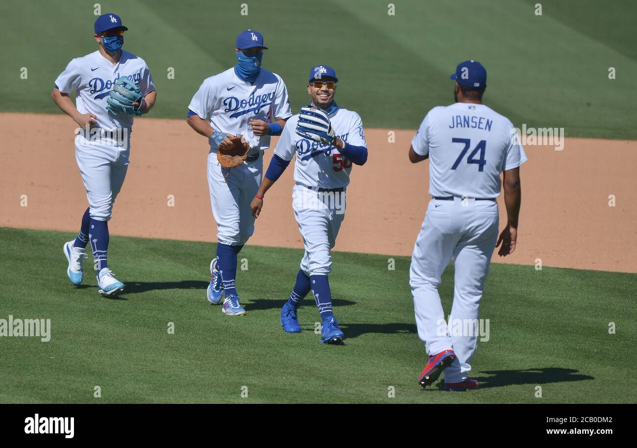 Los Angeles, Stati Uniti. 09 agosto 2020. Il Mookie Betts di Los Angeles Dodgers (50) festeggia con il lanciatore di chiusura Kenley Jansen dopo che i Dodgers hanno sconfitto i Giants 6-2t al Dodger Stadium di Los Angeles domenica 9 agosto 2020. Foto di Jim Ruymen/UPI Credit: UPI/Alamy Live News Foto Stock