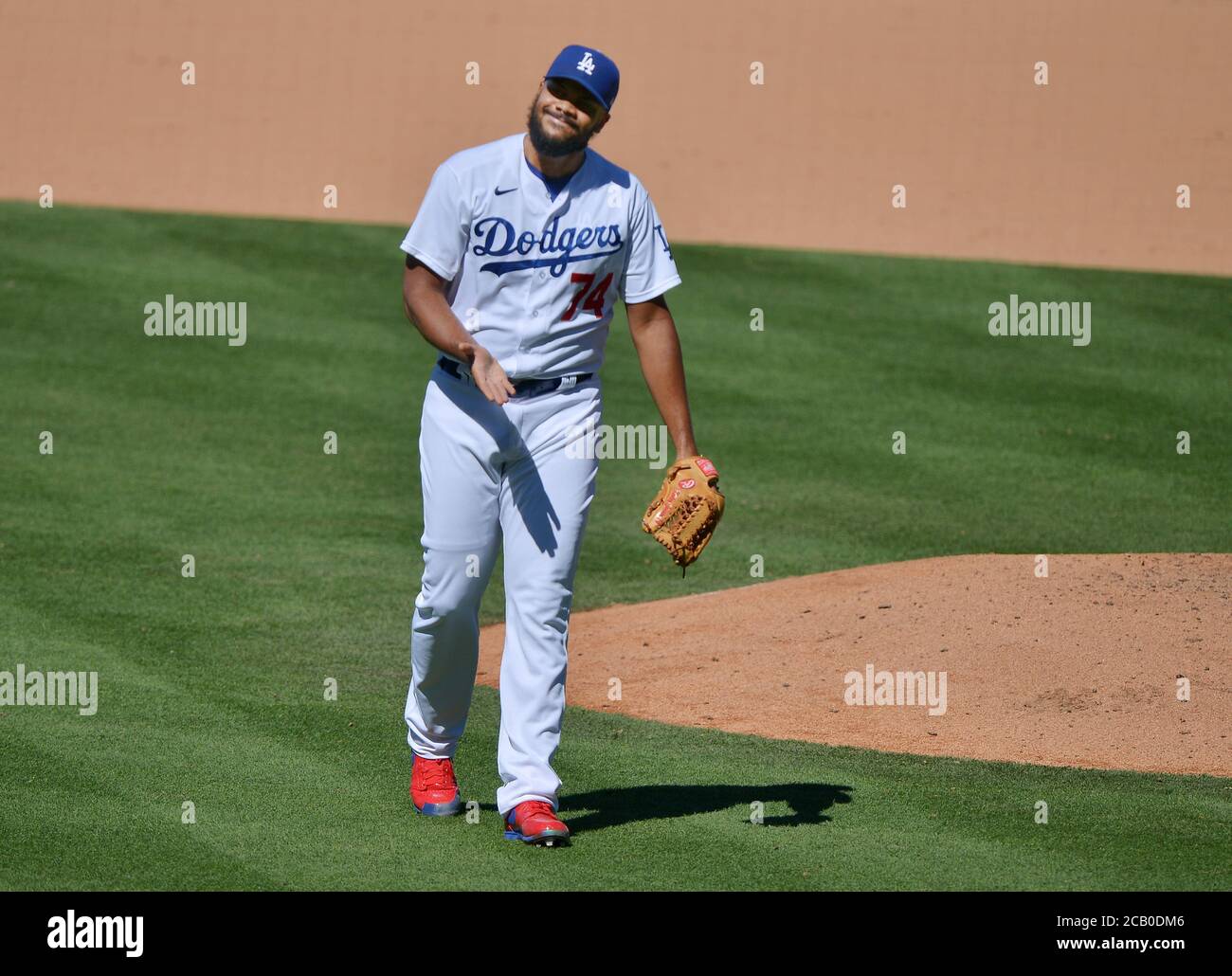 Los Angeles, Stati Uniti. 09 agosto 2020. Kenley Jansen, il lanciatore di chiusura di Los Angeles Dodgers, è tutto un sorriso dopo aver terminato la partita contro i San Francisco Giants al Dodger Stadium di Los Angeles domenica 9 agosto 2020. I Dodgers sconfissero i Giganti 6-2. Foto di Jim Ruymen/UPI Credit: UPI/Alamy Live News Foto Stock