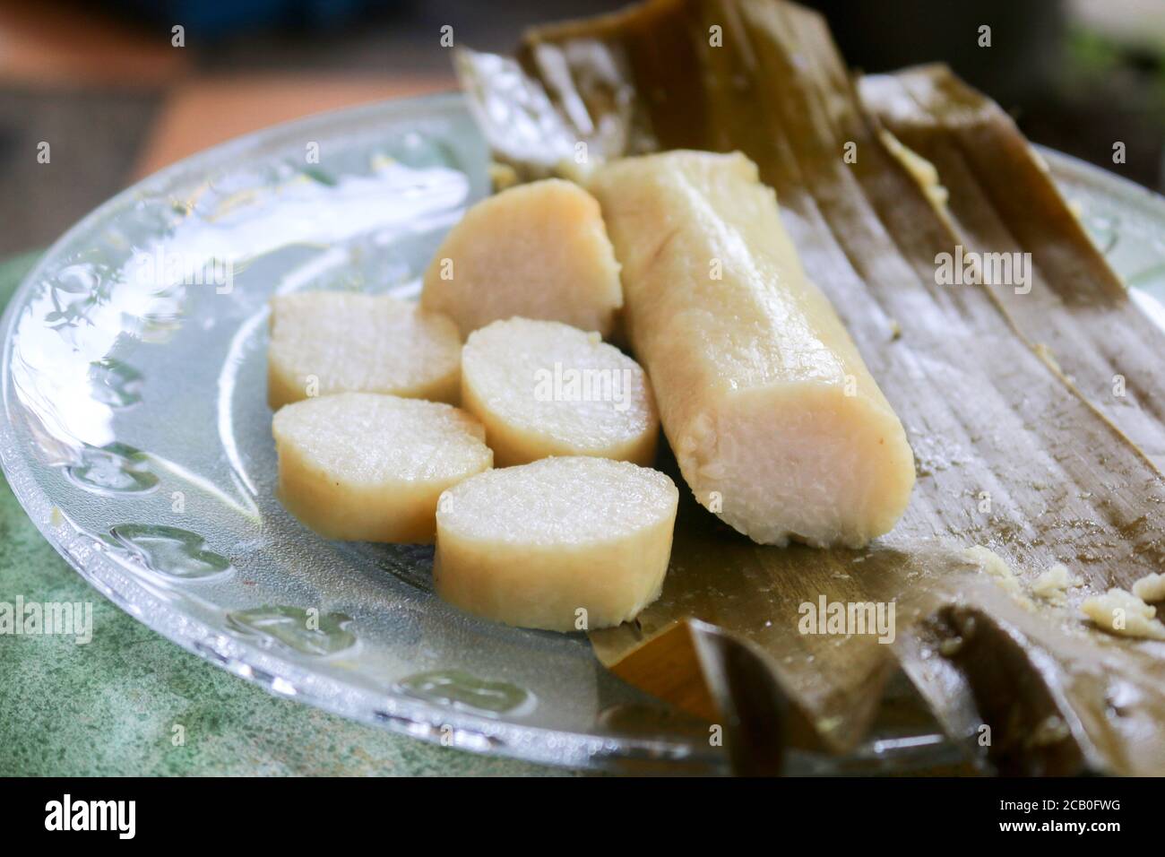 Primo piano foto di torta di riso o comunemente chiamato lontong, cibo tradizionale avvolto in foglia di banana dal centro di giava indonesia su un piatto Foto Stock