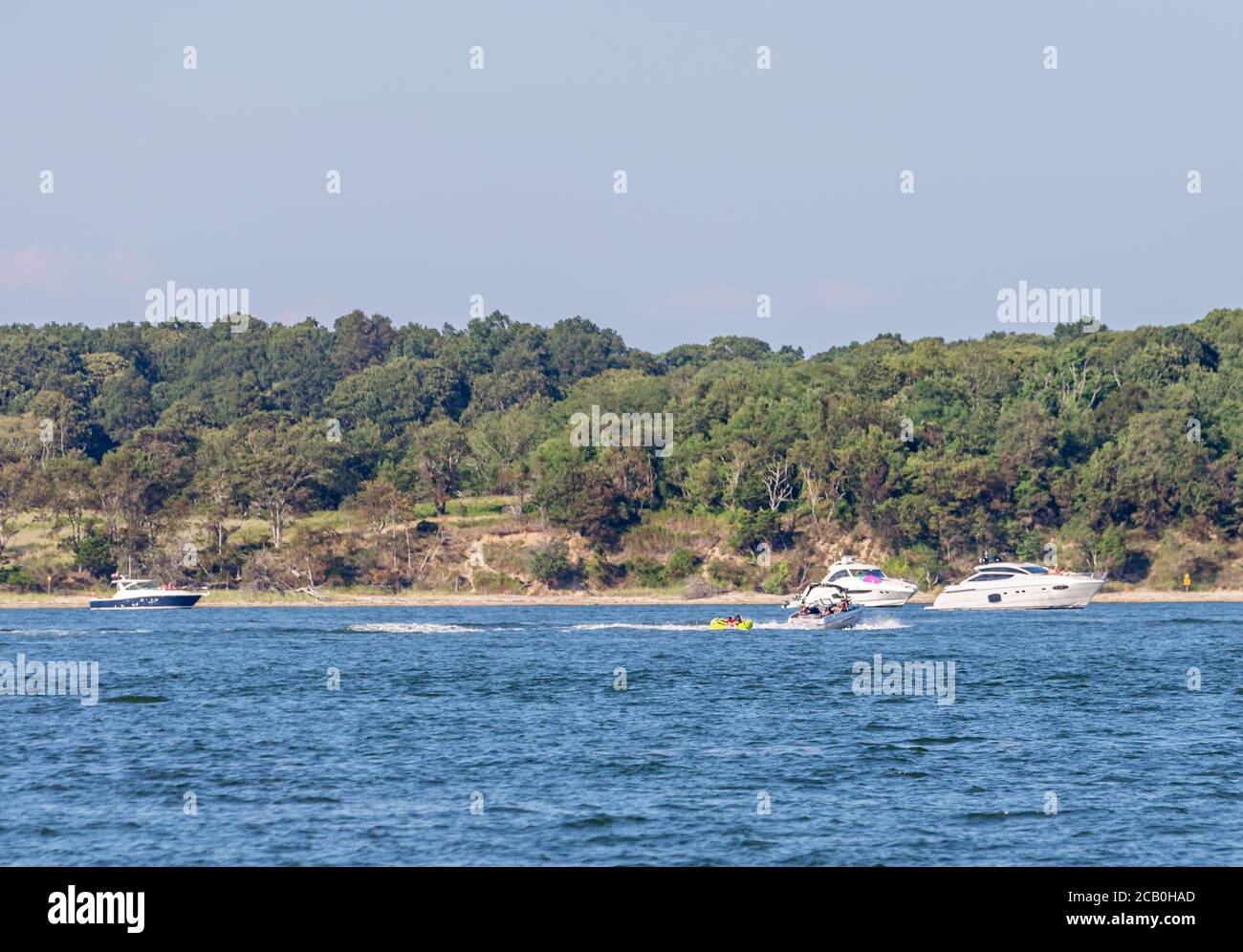 Barche e yacht privati a Smith Cove in una soleggiata giornata estiva, Shelter Island, NY Foto Stock