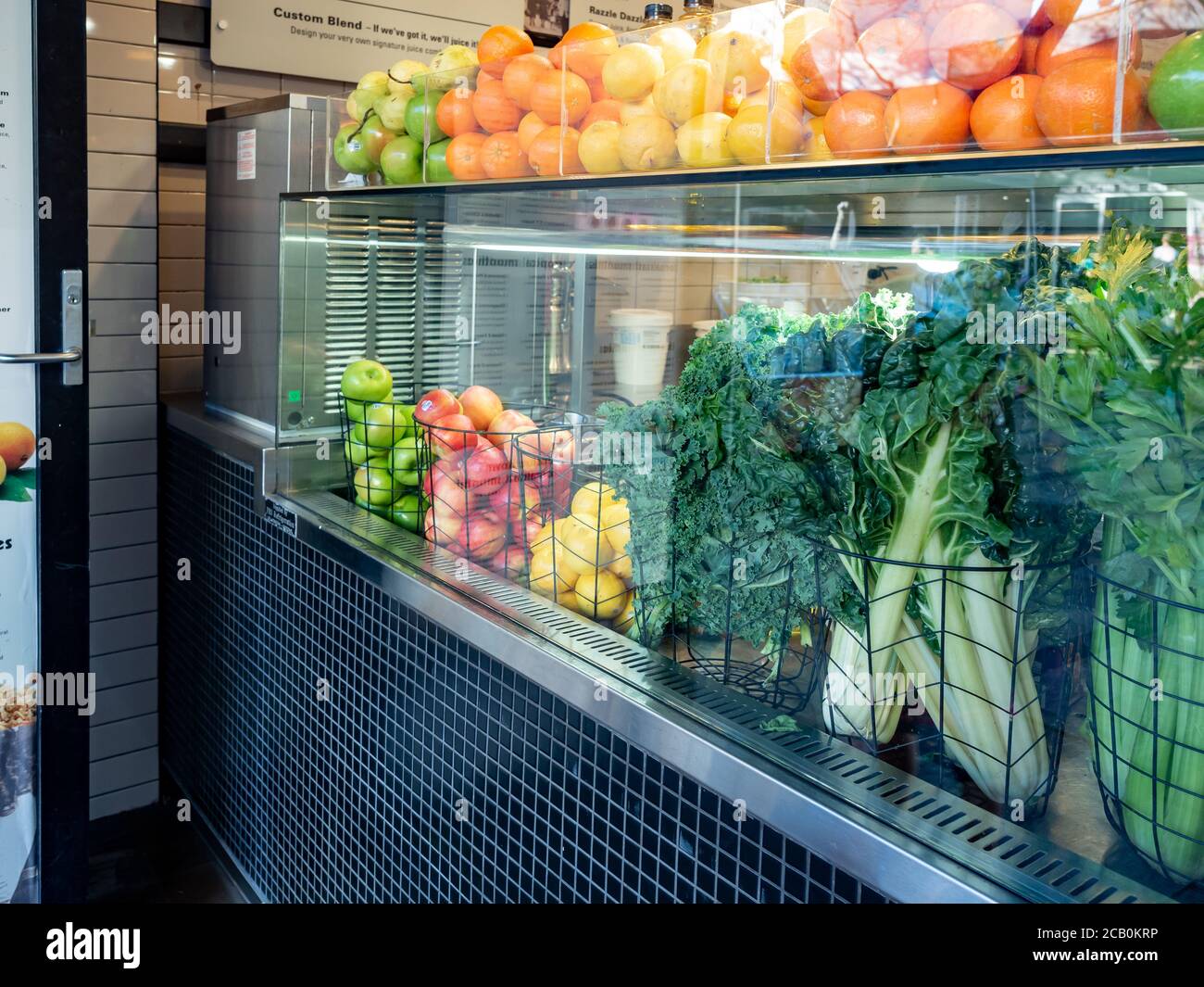 Sydney 1 giugno 2020 - Kale e frutta e verdura sfocatura dello sfondo sul display Foto Stock