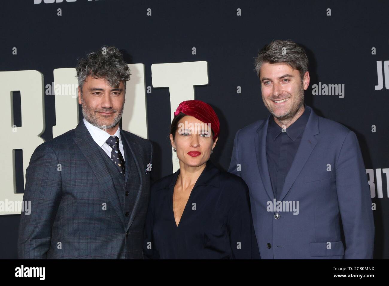 LOS ANGELES - OTT 15: Taika Waititi, Chelsea Winstanley, Carthew Neal alla prima 'Jojo Rabbit' all'American Legion Post 43 il 15 ottobre 2019 a Los Angeles, California Foto Stock