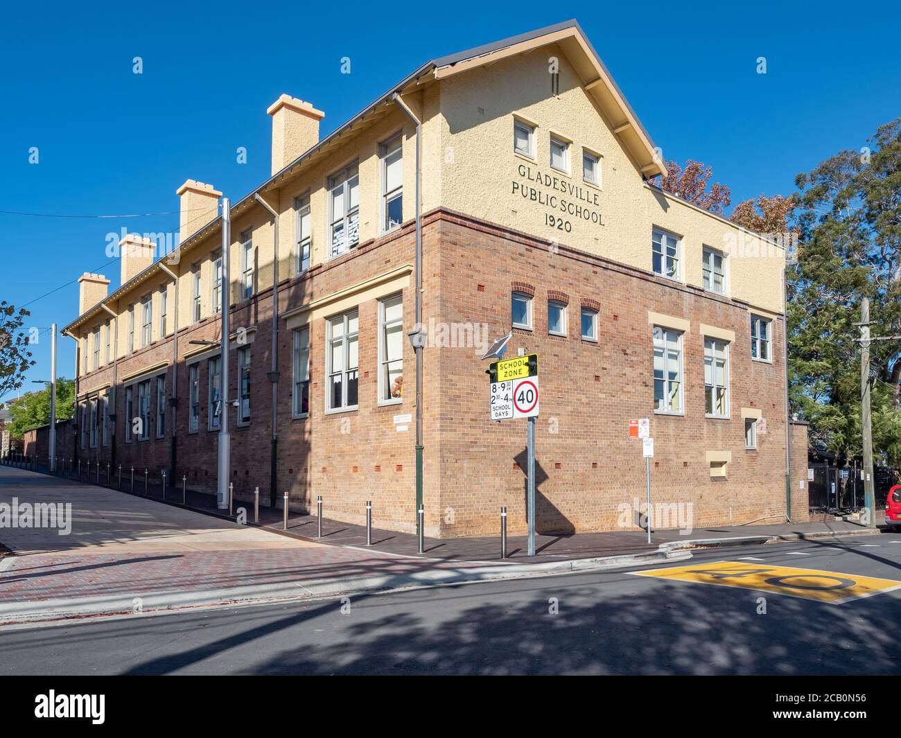 Sydney NSW Australia - 1 Giugno 2020 - Gladesville Public Facciata della scuola in un pomeriggio di sole autunno Foto Stock