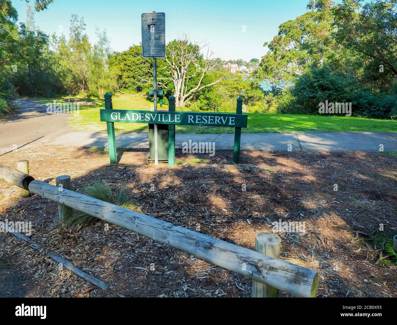 Sydney NSW Australia 17 novembre 2019 - Gladesville Reserve legno Accedi a un pomeriggio estivo soleggiato Foto Stock