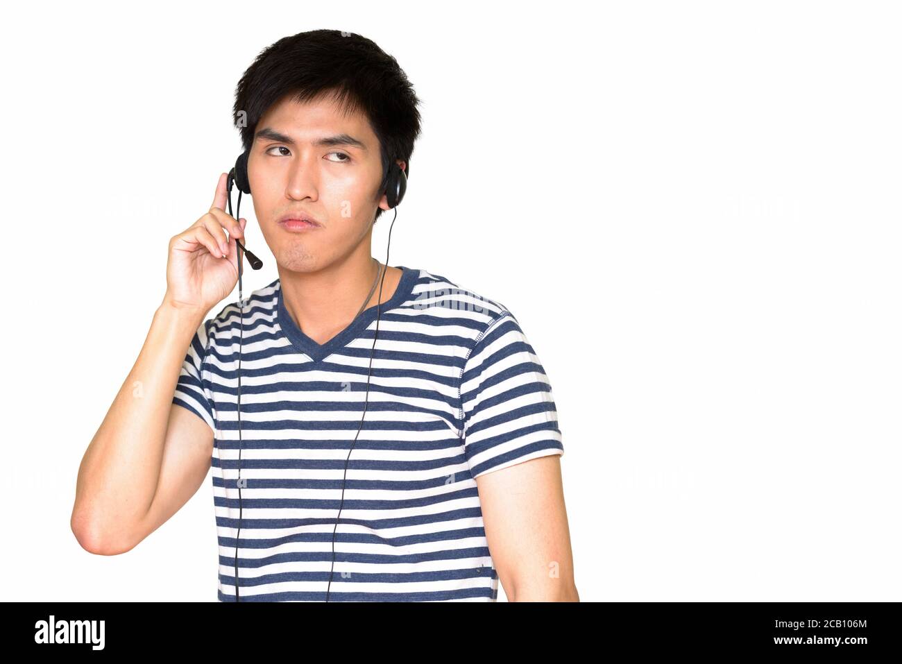 Studio di un giovane rappresentante del servizio clienti asiatico che indossa un auricolare isolato su sfondo bianco Foto Stock