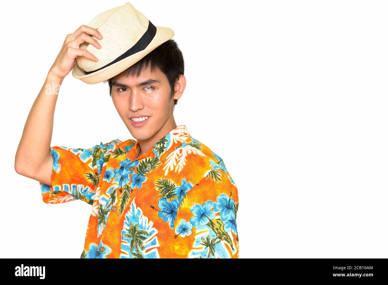 Studio di un giovane bell'uomo asiatico che indossa una camicia hawaiana isolato su sfondo bianco Foto Stock