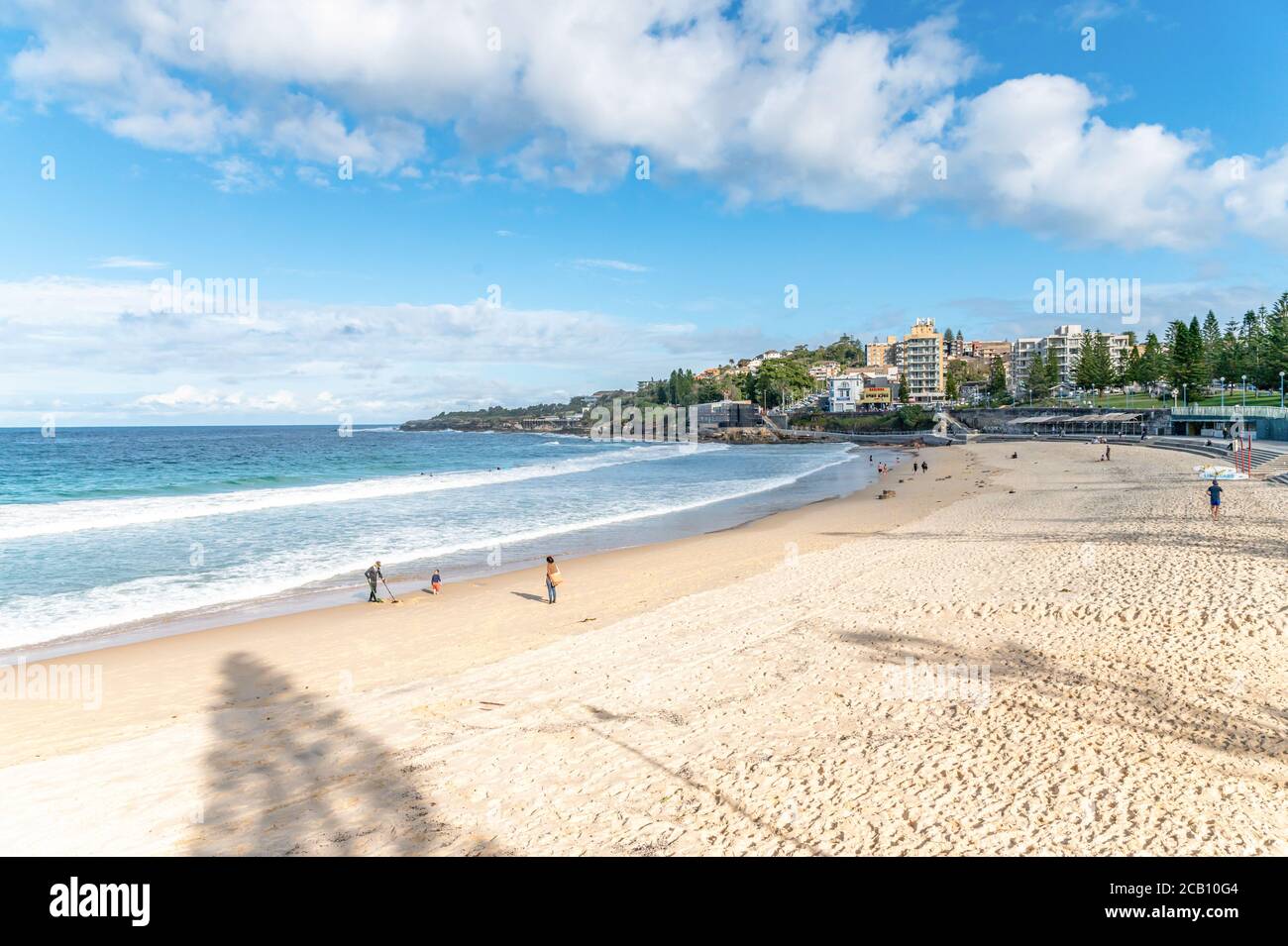 Sydney NSW Australia - 27 Maggio 2020 - Coogee Beach in un pomeriggio di autunno soleggiato con cielo blu e nuvole Foto Stock