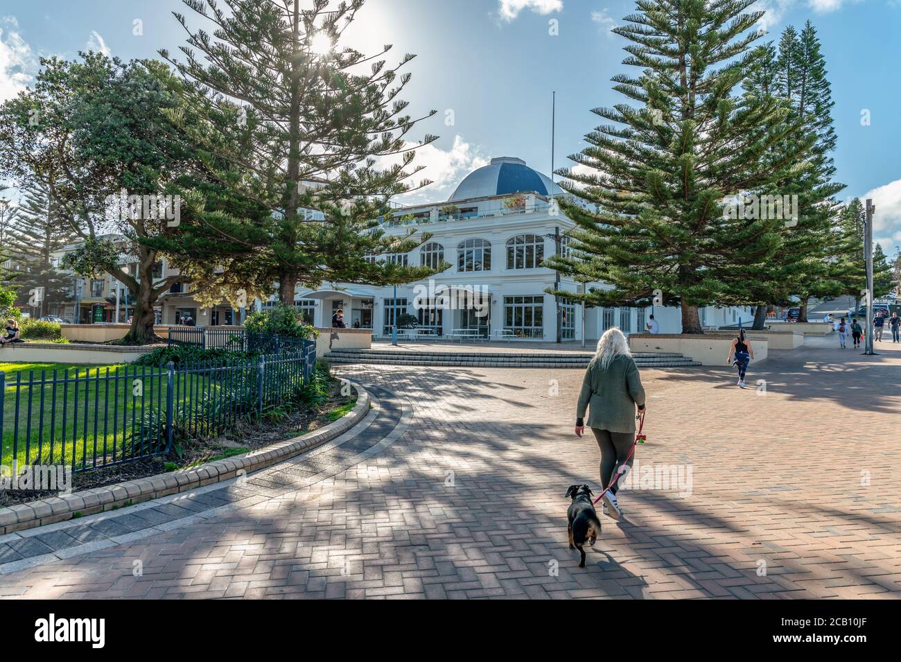 Sydney NSW Australia - 27 Maggio 2020 - splendido sentiero a piedi dalla Goldstein Reserve alla riserva di Dunningham, gente del posto cammina oltre, Coogee Pavillion background Foto Stock