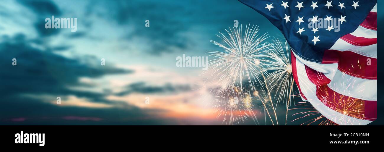 Celebrazione colorato fuoco sul modello di bandiera America su sfondo cielo, concetto di striscia bianca blu rosso per USA 4 luglio giorno di indipendenza, simbolo di pat Foto Stock