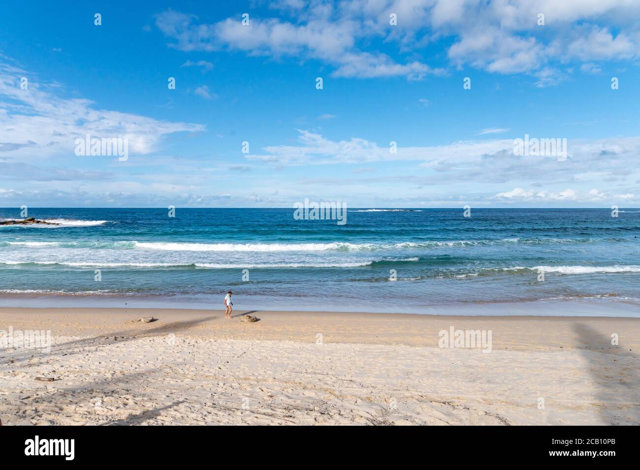 Sydney NSW Australia - 27 Maggio 2020 - Coogee Beach in un pomeriggio di autunno soleggiato con cielo blu e nuvole Foto Stock