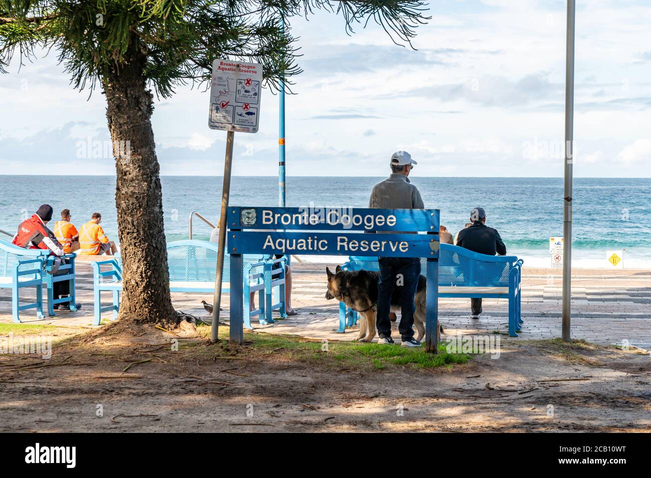Sydney NSW Australia - 27 Maggio 2020 - segno Bronte Coogee Aquatic Reserve e le persone che guardano l'oceano sfondo Blur in un pomeriggio di autunno soleggiato Foto Stock