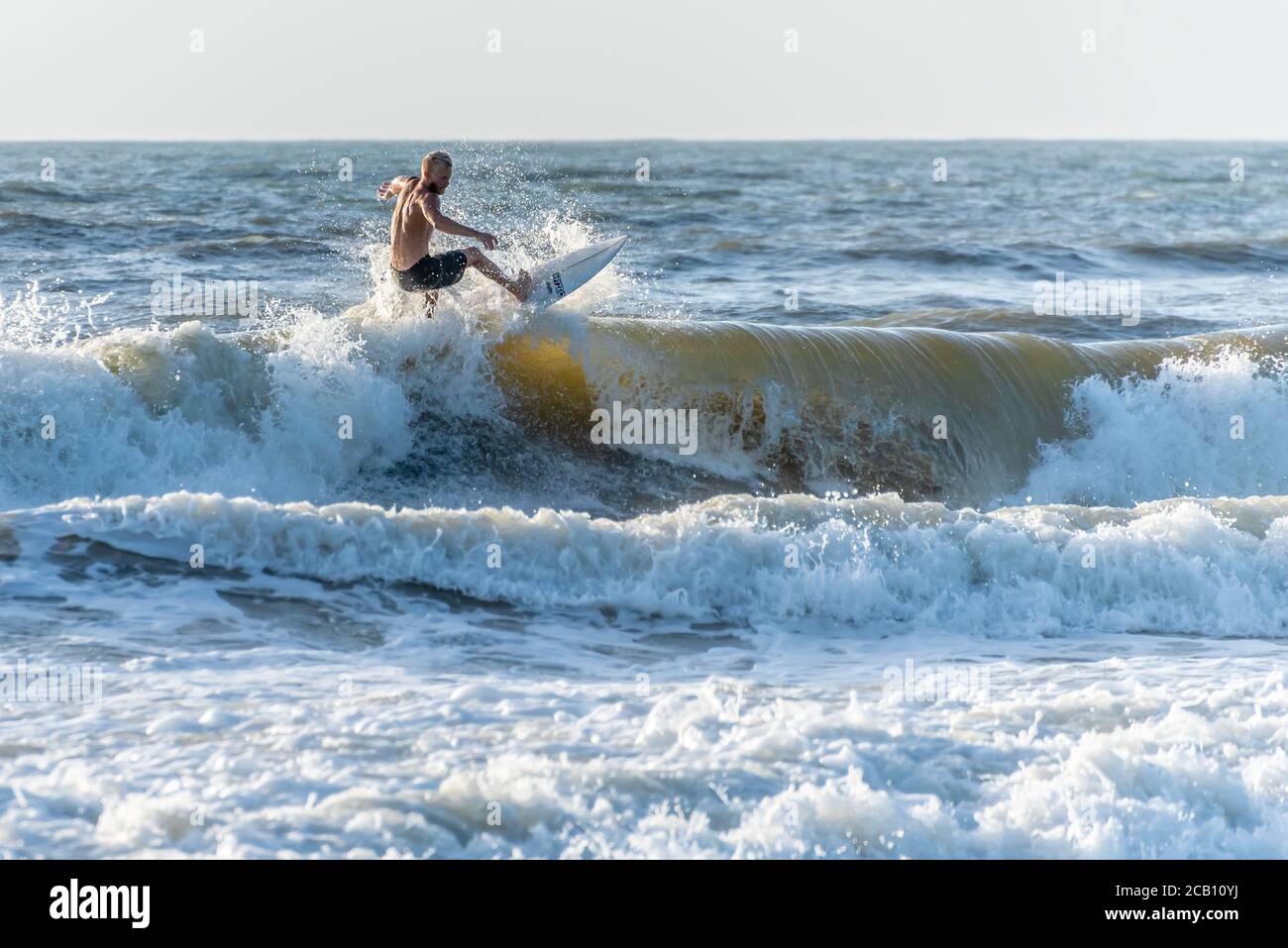 Surfista che si gode una sessione di surf al mattino presto a Jacksonville Beach, Florida. (STATI UNITI) Foto Stock