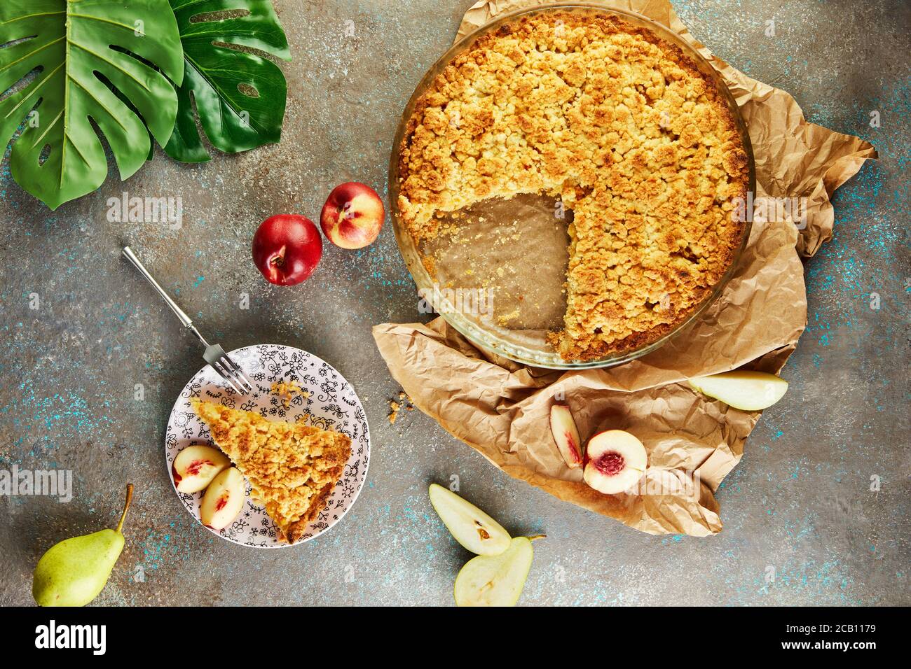 Torte fatte in casa, pesche e torta di pere su cemento grigio-blu ancora vita. Disposizione piatta Foto Stock