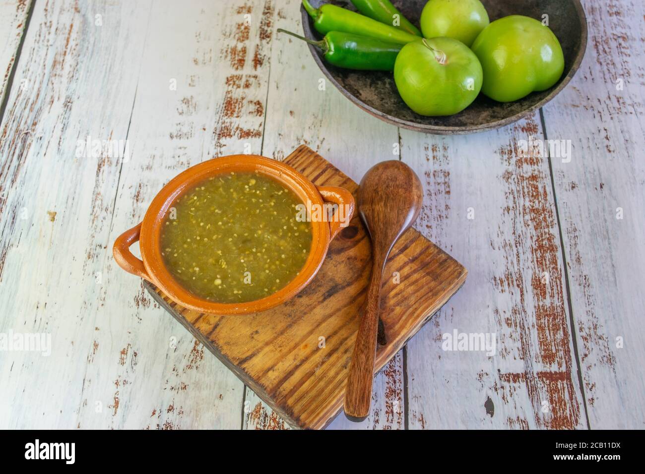 Salsa verde messicana con patatine di tortilla, tomatillos e pepe di serrano Foto Stock
