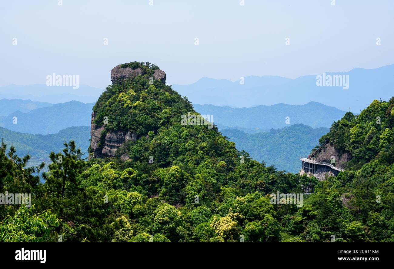 Vista sulle montagne dal percorso escursionistico nel Parco Nazionale di Shenxian Ju, Cina Foto Stock