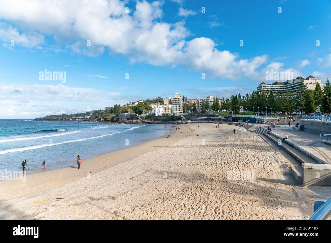 Sydney NSW Australia - 27 Maggio 2020 - Coogee Beach in un pomeriggio di autunno soleggiato con cielo blu e nuvole Foto Stock