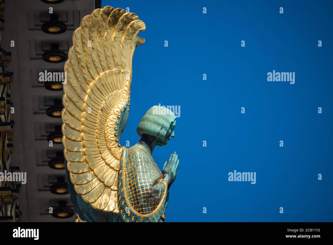 Angelo Statua dettaglio sulla Chiesa otto Wagner Kirche am Steinhof, una scultura in stile Liberty con ali d'oro a Vienna, Austria Foto Stock