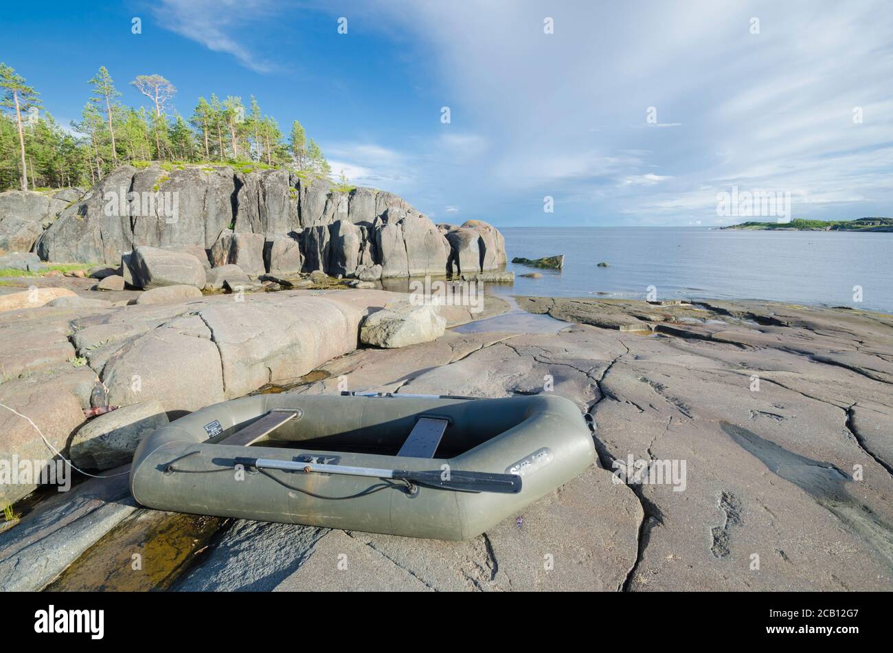 Gommone sulle rocce. Pesca nel nord Foto Stock