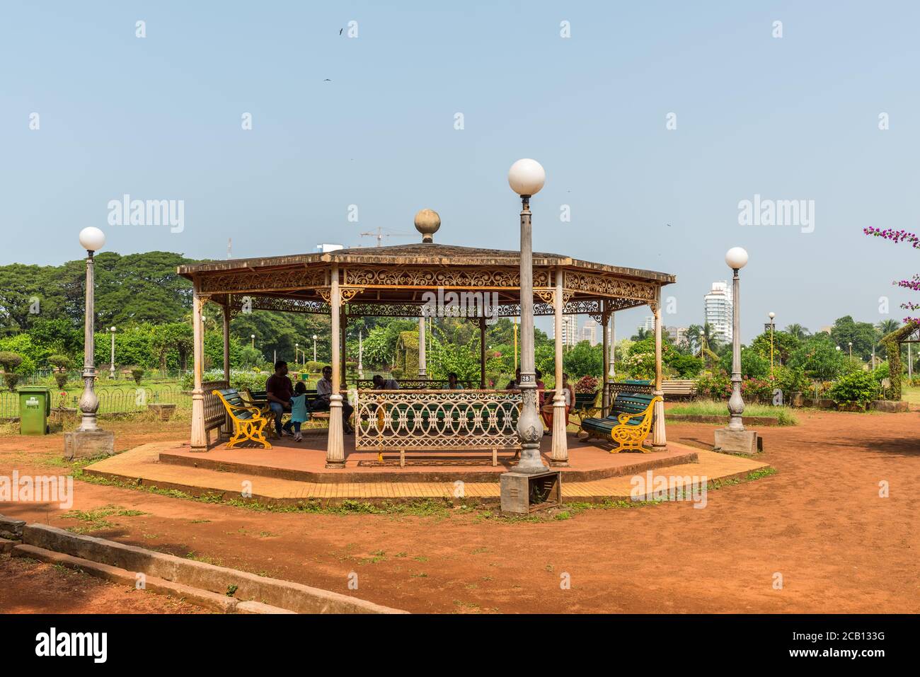 Mumbai, India - 22 novembre 2019: Un gazebo nel Parco Kamala Nehru. Troverete viste mozzafiato, aiuole colorate e un parco giochi per bambini Foto Stock