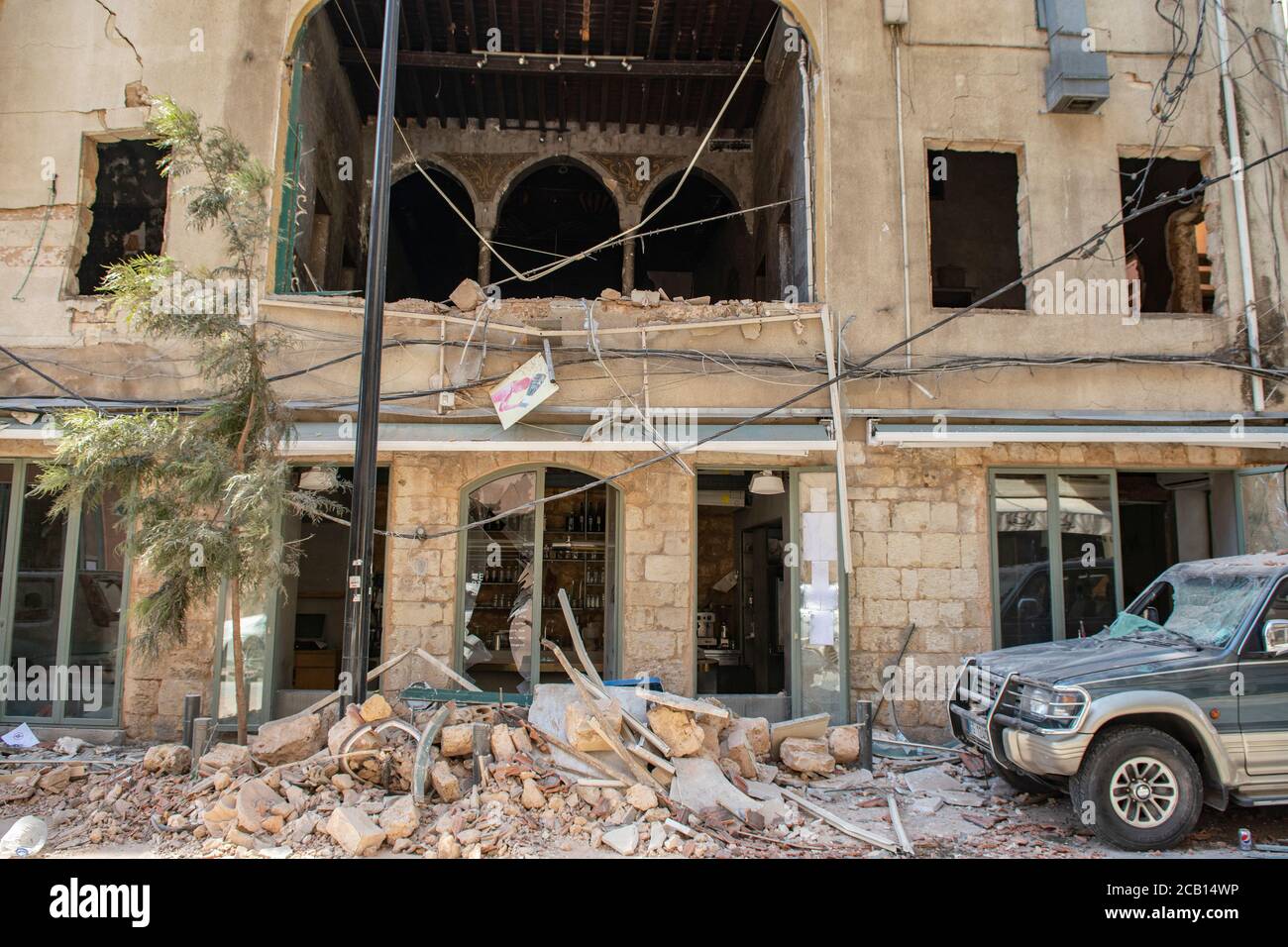 Danni causati da un enorme esplosione che ha devastato Beirut durante la detonazione di 2,750 tonnellate di nitrato di ammonio immagazzinato nel porto della città. Foto Stock