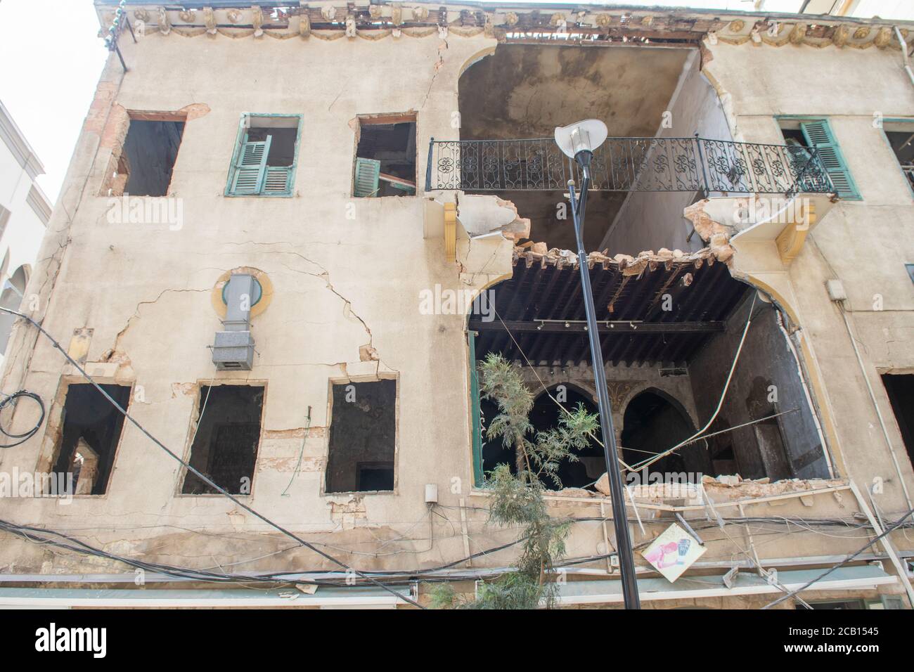 Danni causati da un'enorme esplosione che ha devastato Beirut con la detonazione di 2.750 toni di nitrato di ammonio immagazzinati nel porto della città. Foto Stock