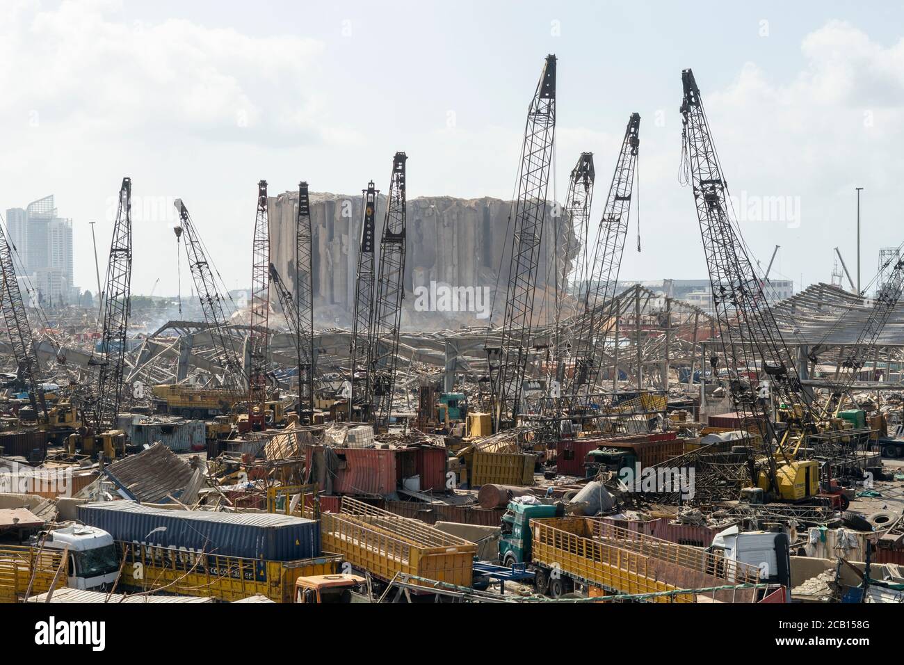 Danni causati da un'enorme esplosione che ha devastato Beirut con la detonazione di 2.750 toni di nitrato di ammonio immagazzinati nel porto della città. Foto Stock
