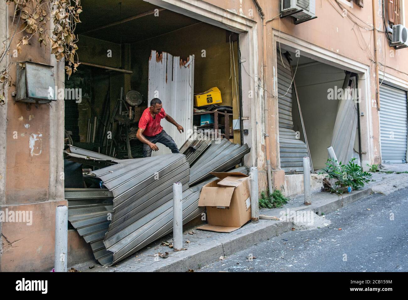 Danni causati da un'enorme esplosione che ha devastato Beirut con la detonazione di 2.750 toni di nitrato di ammonio immagazzinati nel porto della città. Foto Stock