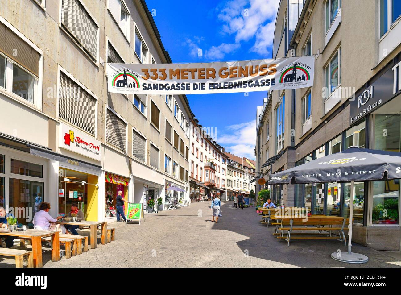 Aschaffenburg, Germania - Luglio 2020: Strada turistica con un anner che dice 'vicolo di andgasse - il vicolo di esperienza' nel centro storico della città il giorno d'estate Foto Stock