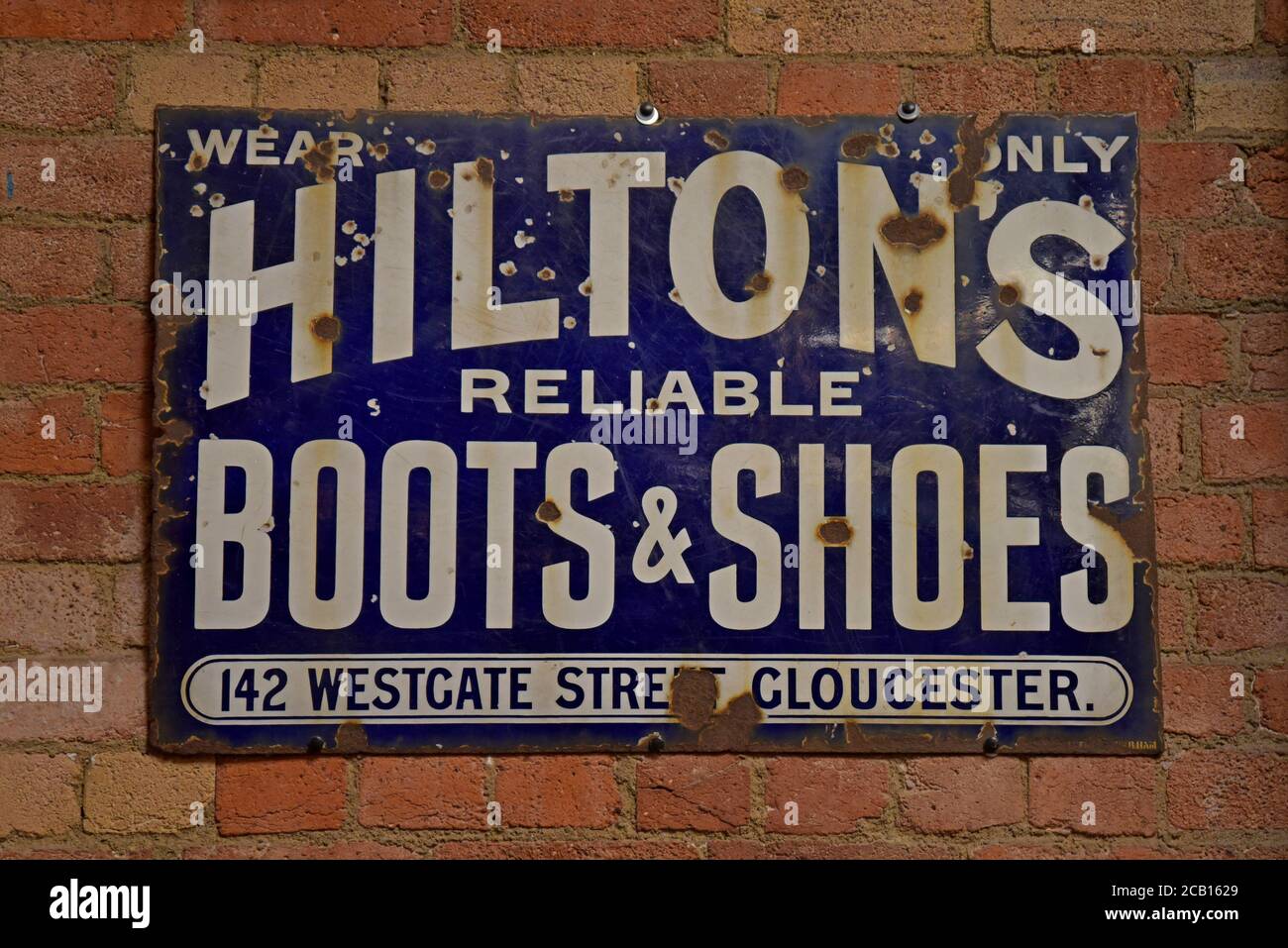 Un cartello pubblicitario in smalto d'epoca per gli stivali e le scarpe Hilton al National Railway Museum di York Foto Stock