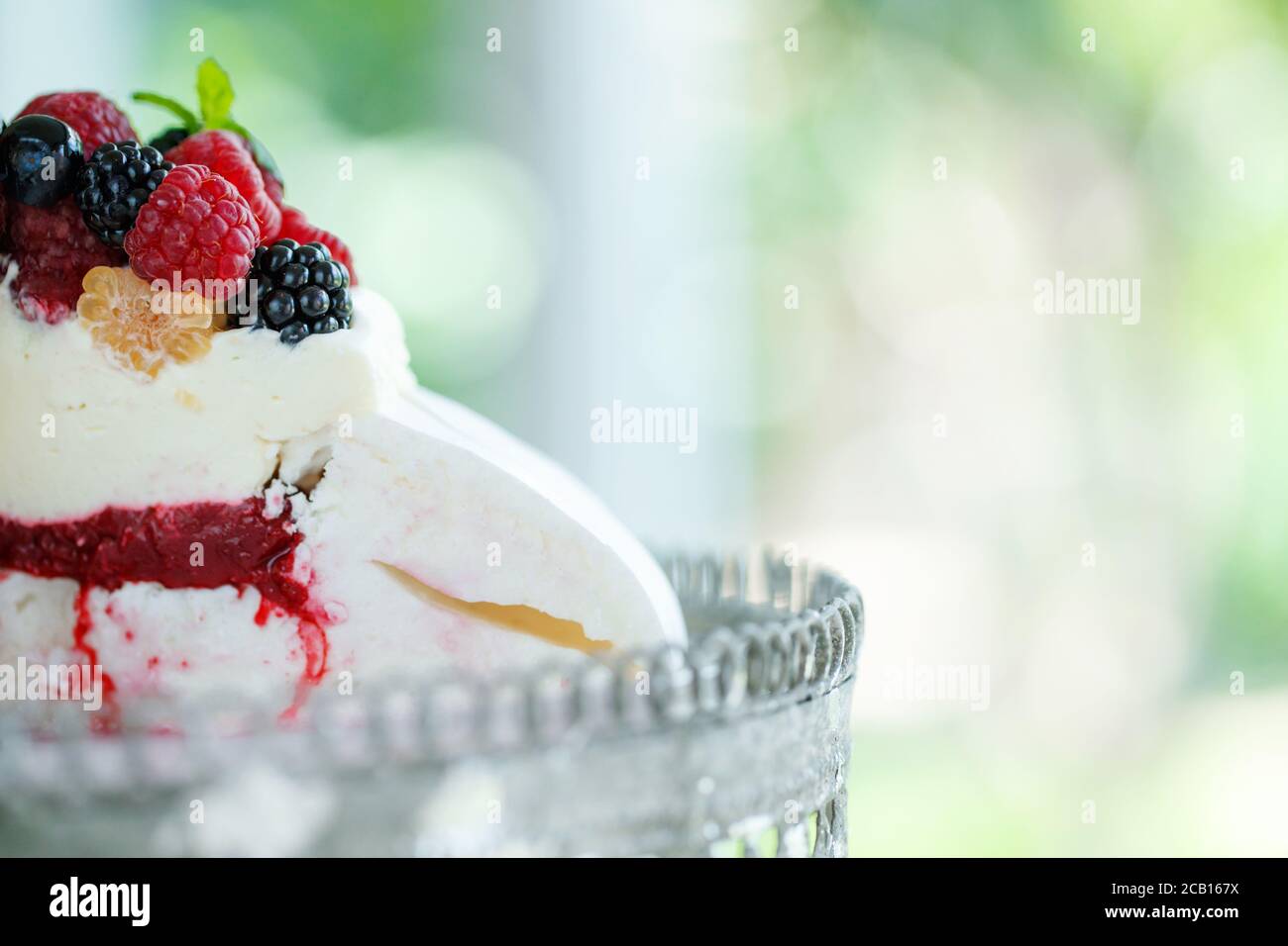 Torta Pavlova. Dessert per colazione. Foto Stock