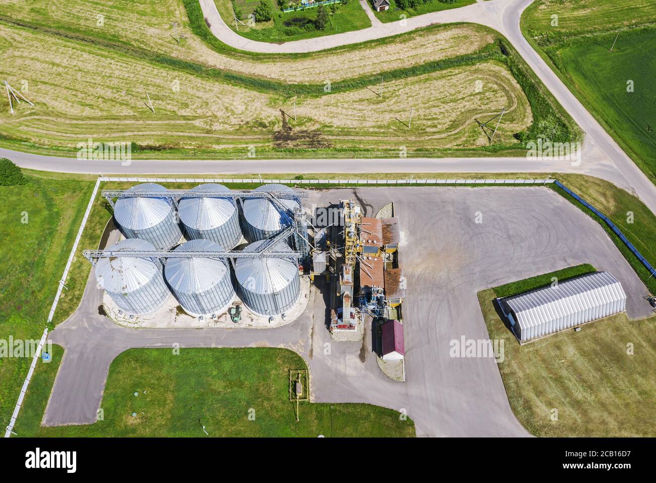 silos industriali moderni per lo stoccaggio a lungo termine di grani in azienda. foto aerea dal drone Foto Stock