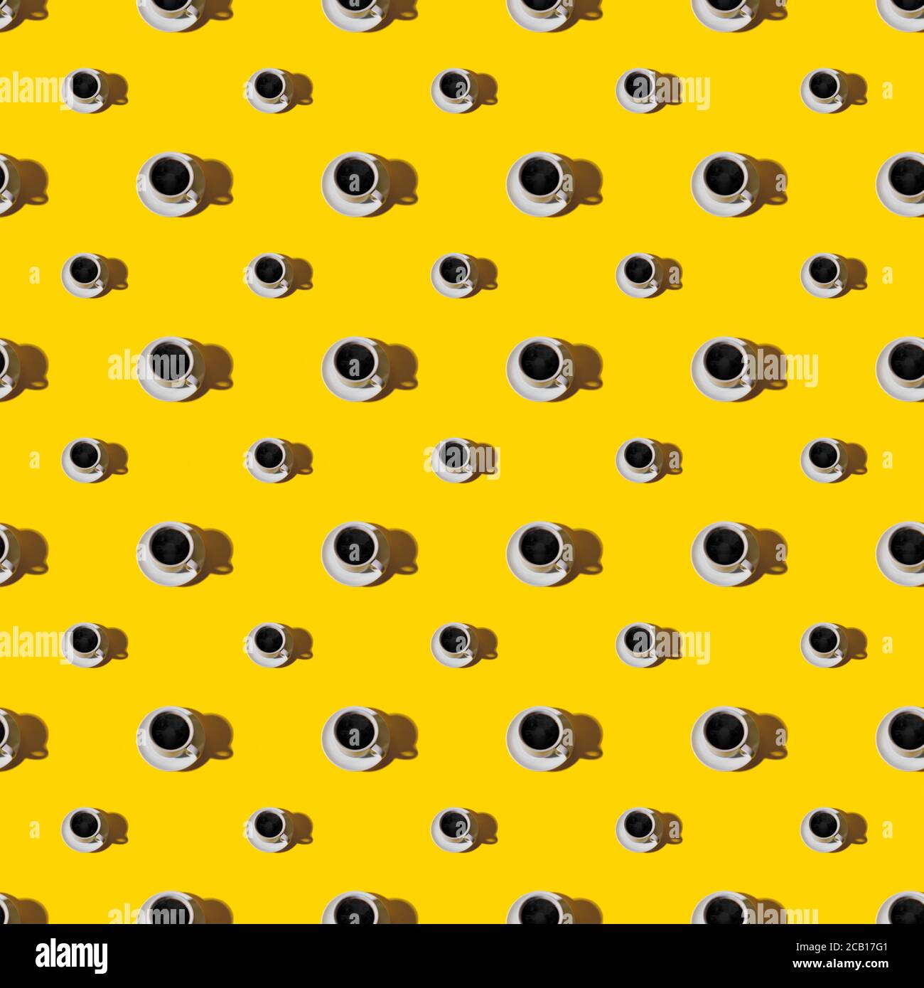 Modello senza cuciture di una piccola e grande tazza di caffè caldo su un piatto bianco su sfondo giallo. Bevanda calda del mattino, concetto minimo. Scatto leggero. Foto Stock