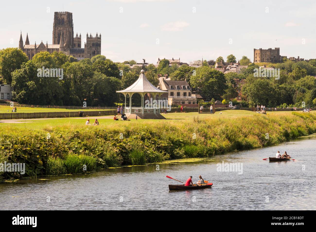 Coppie barche a remi sul fiume indossare a Durham City con la cattedrale e il castello sullo sfondo, Inghilterra, Regno Unito Foto Stock