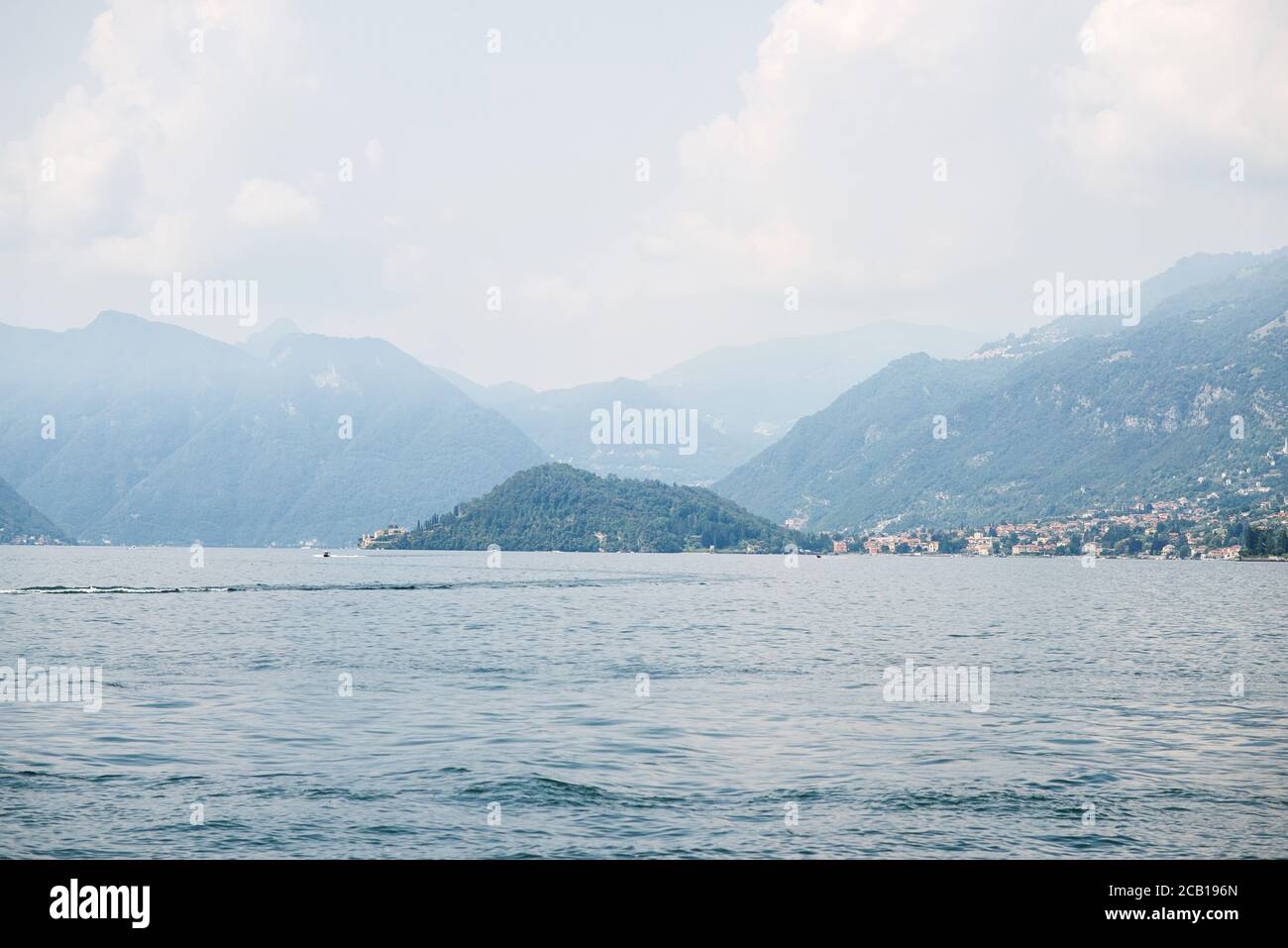 Paesaggio pittoresco sul Lago di Como con le Alpi sullo sfondo. Italia. Vista panoramica. Un magico paesaggio panoramico. Foto Stock