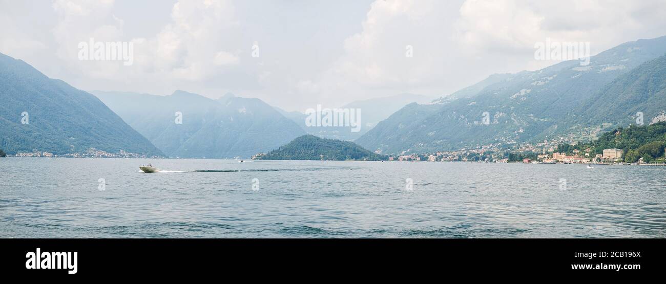 Paesaggio pittoresco sul Lago di Como con le Alpi sullo sfondo. Italia. Vista panoramica. Un magico paesaggio panoramico. Foto Stock