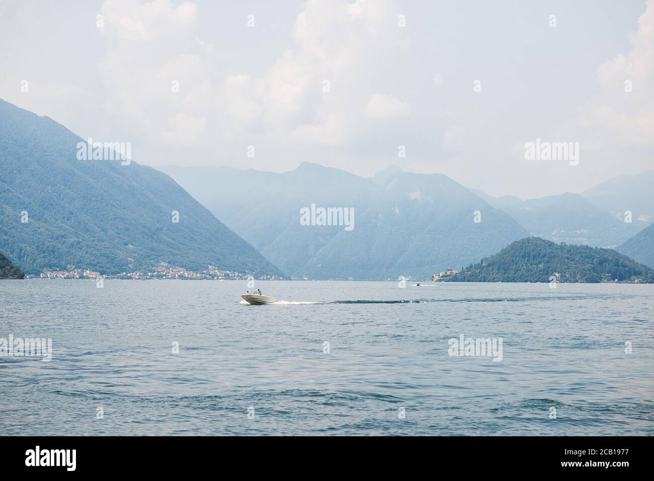 Paesaggio pittoresco sul Lago di Como con le Alpi sullo sfondo. Italia. Vista panoramica. Un magico paesaggio panoramico. Foto Stock