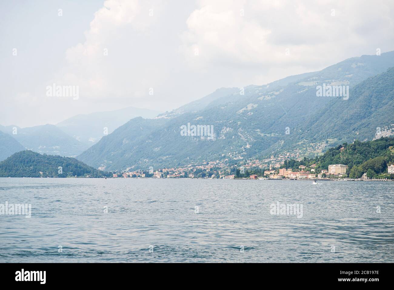 Paesaggio pittoresco sul Lago di Como con le Alpi sullo sfondo. Italia. Vista panoramica. Un magico paesaggio panoramico. Foto Stock