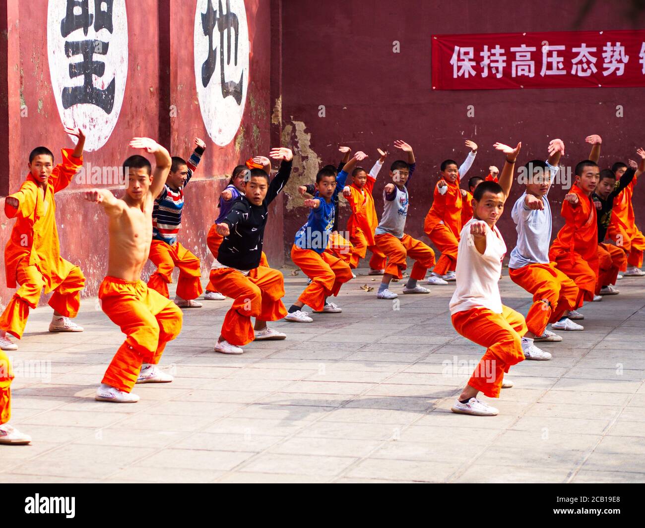 Shaolin Children Monk era kungfu di addestramento all'interno del tempio originale di Shaolin. Città di Dengfeng, città di Zhengzhou, provincia di Henan, Cina, 16 ottobre 2018. Foto Stock