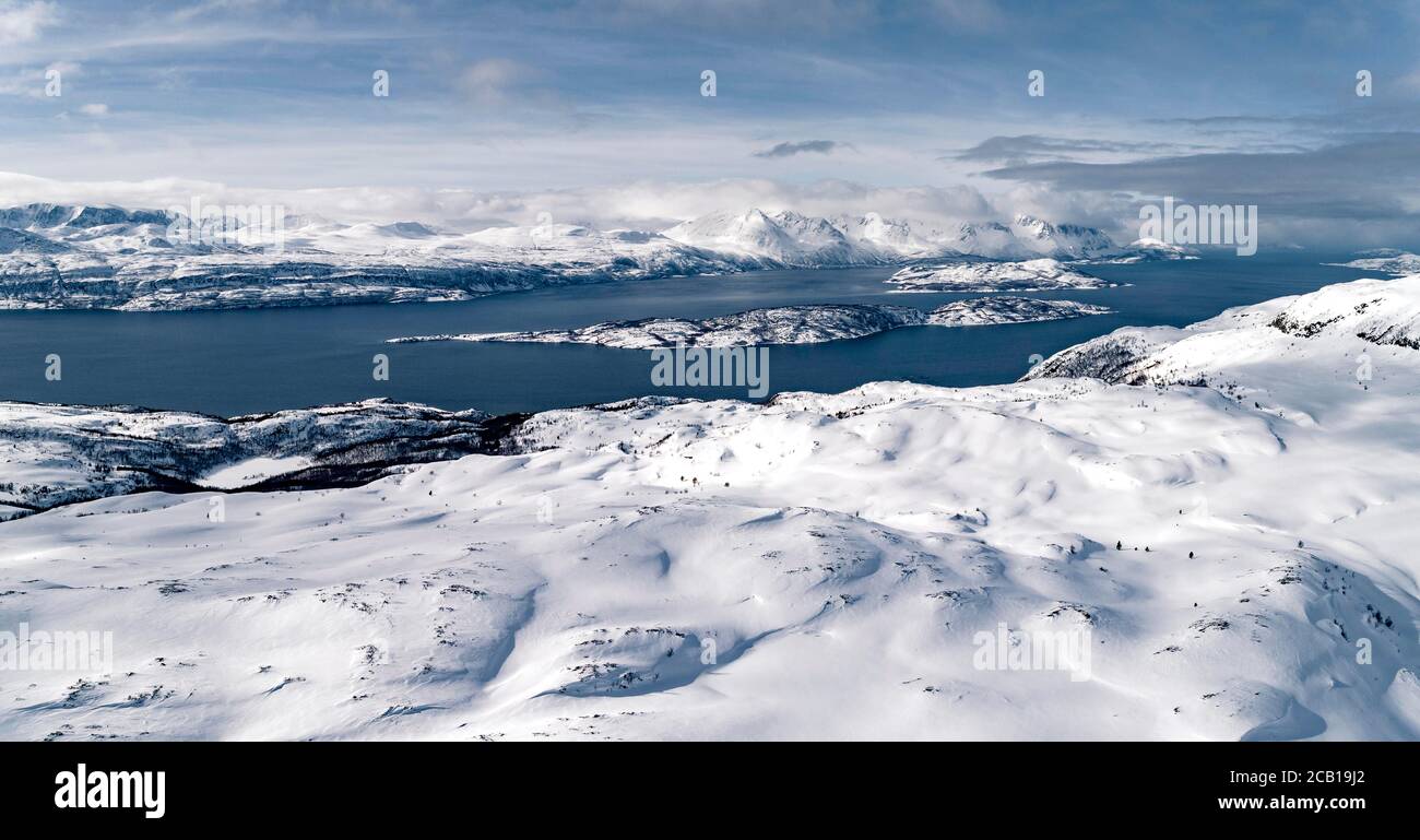 Vista sul paesaggio invernale dei fiordi, vista aerea, Navounna, Troms, Norvegia Foto Stock