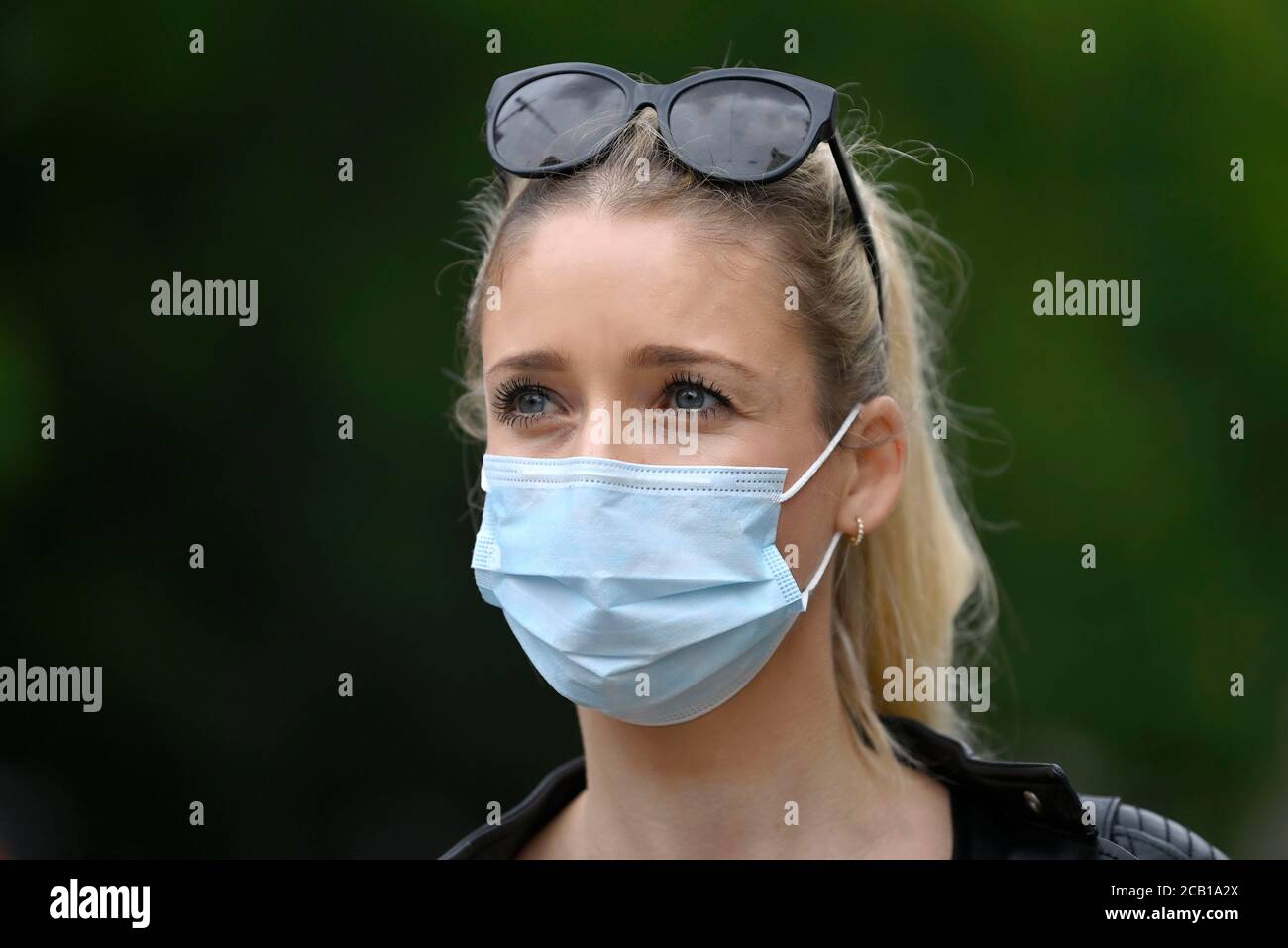 La donna indossa correttamente la mascherina della bocca sopra il naso e la bocca, ritratto, crisi della corona, Germania Foto Stock