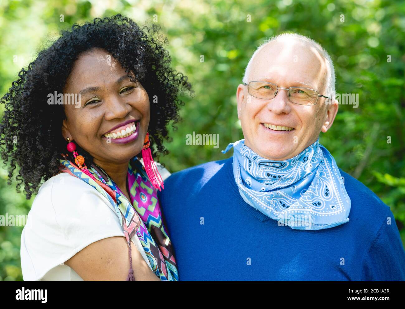 Ritratto di una coppia sposata ridente, donna dalla pelle scura e uomo dalla pelle chiara, coppia matura, Germania Foto Stock