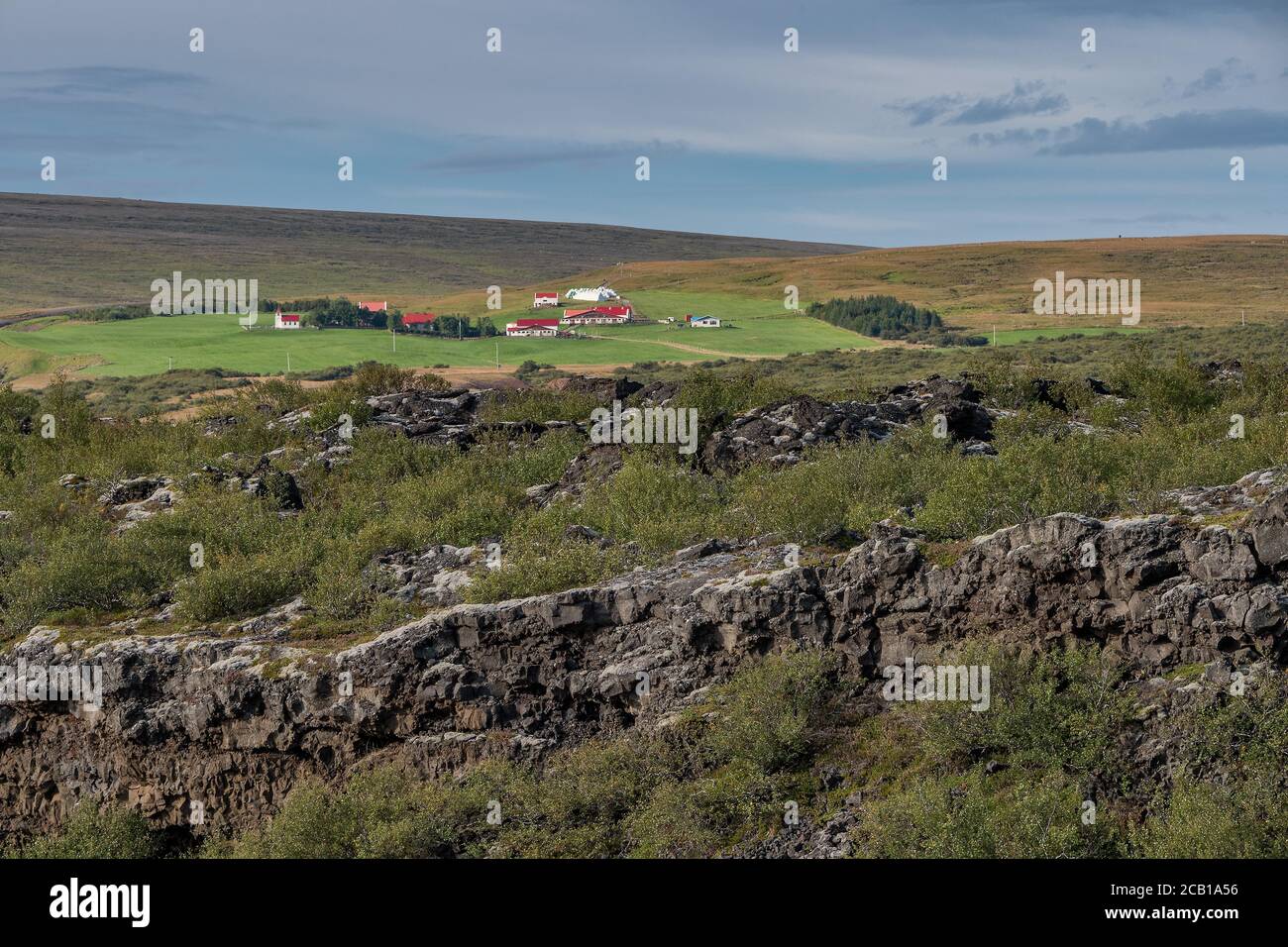 Campo di lava Hallmundarhraun al Hraunfossar, a distanza la fattoria Gilsbakki, Islanda, menzionato nelle saghe islandesi Foto Stock