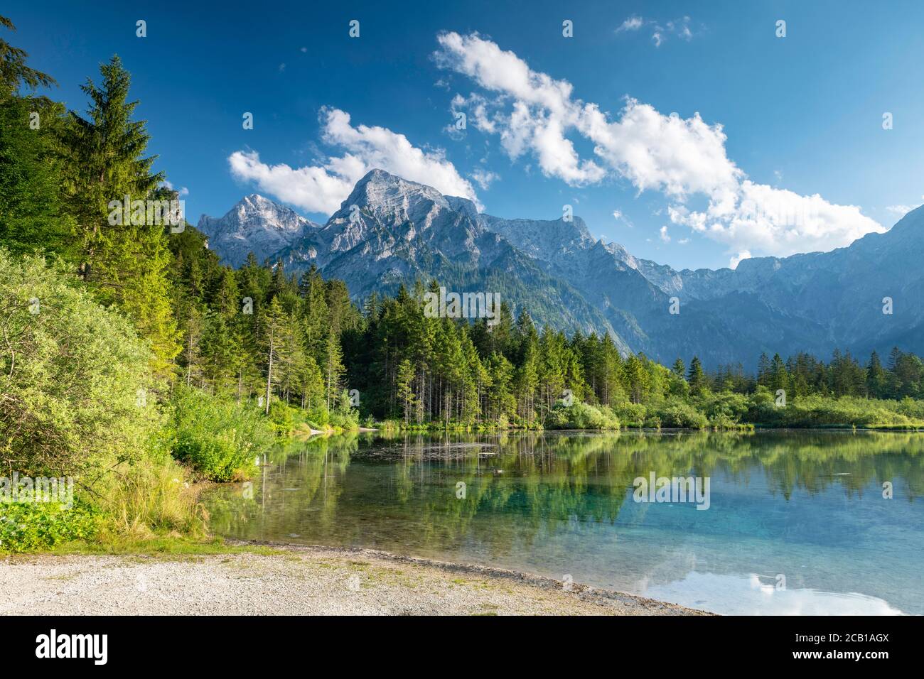 Almsee con Totem Gebirge, Gruenau, Almtal, Salzkammergut, alta Austria, Austria Foto Stock