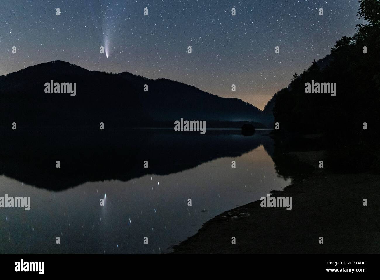 Cometa Neoswise su Almsee, Gruenau, Almtal, Salzkammergut, alta Austria, Austria Foto Stock